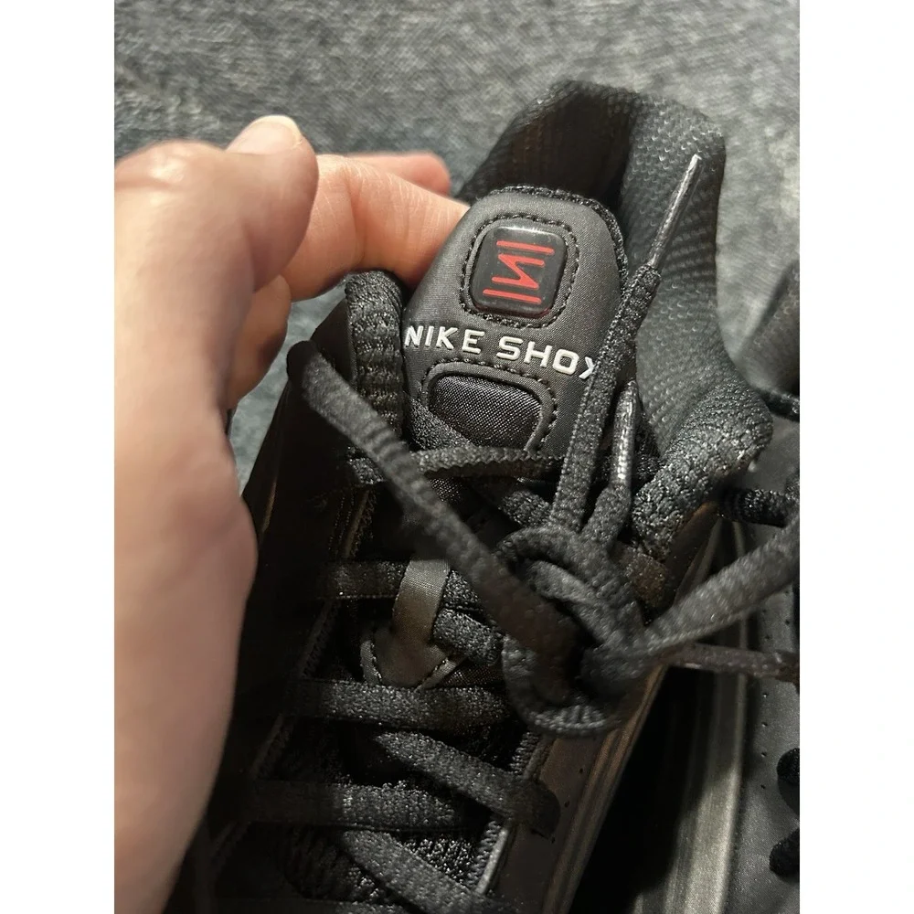 Nike Shox R4 2025 Triple Black on Black Red on Logo Size 9